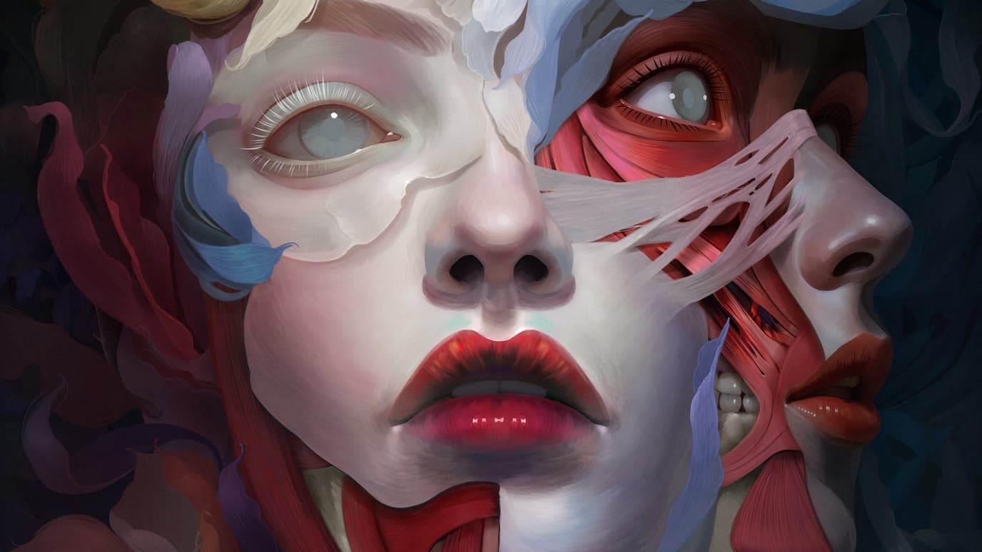 Un rostro dividido entre piel lisa y músculo y hueso expuestos, un ojo pálido y nublado, el otro representado en un rojo anatómico crudo