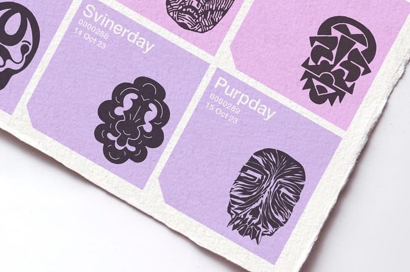 Una esquina del Calendario Delehag impreso sobre papel de barba, con casillas rosas y lilas que llevan cada una un icono negro y un nombre de día único — Svinerday, Purpday — sobre un número de serie correlativo y una fecha