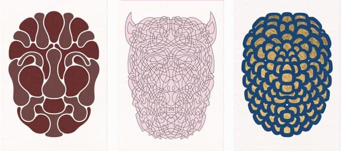 Tres iconos divinos del Calendario Delehag: una máscara granate de contornos lobulados, un rostro rosa pálido trazado con una sola línea continua y una forma azul con cuernos salpicada de pan de oro